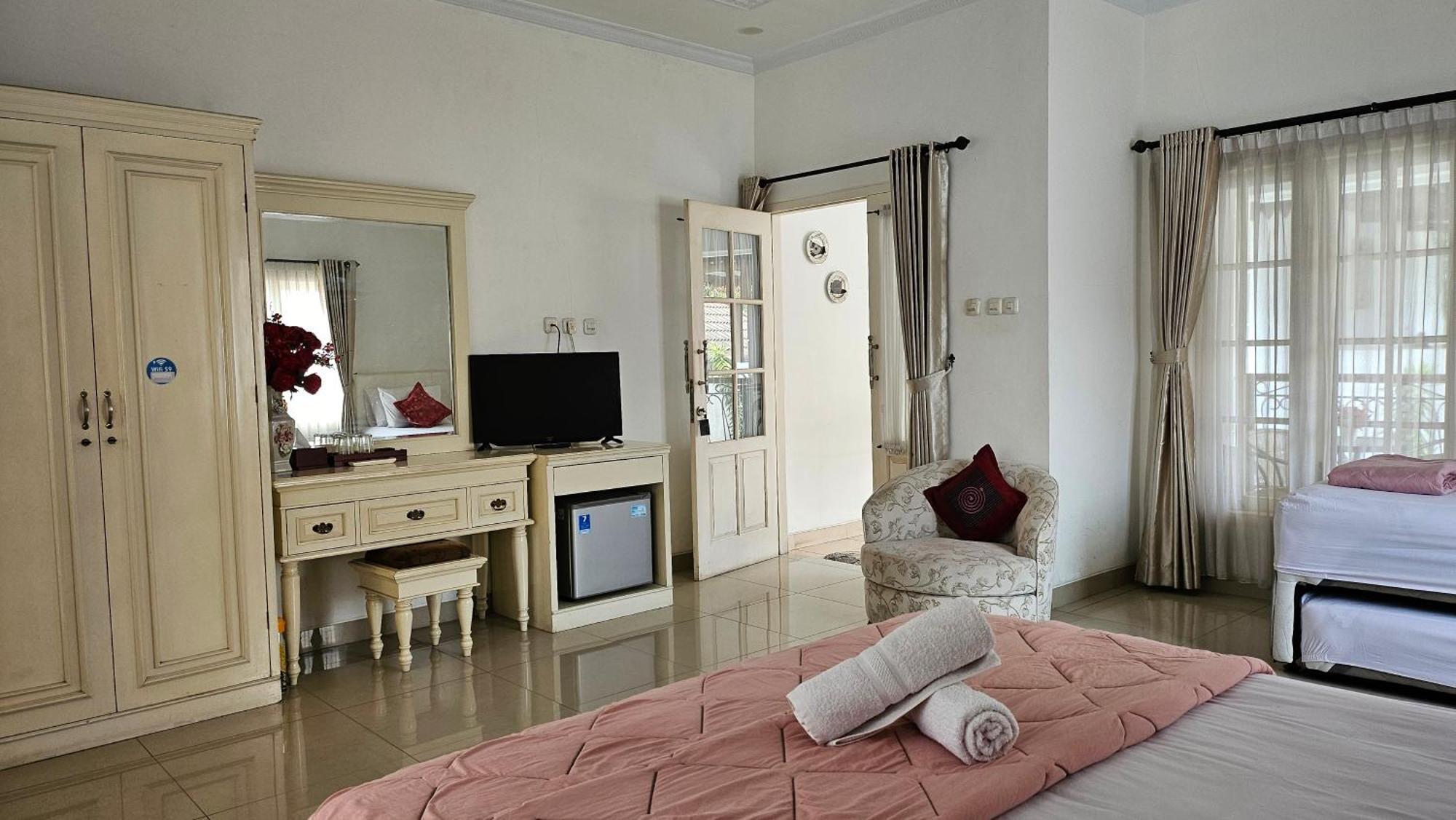 Surokarsan 9 House Yogyakarta 호텔 객실 사진