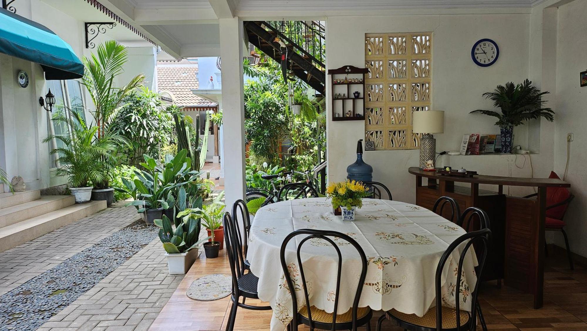Surokarsan 9 House Yogyakarta 호텔 객실 사진